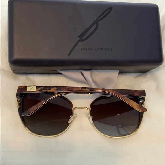 COPY - Brian Atwood sunglasses with cloth and cas… - Picture 2 of 2